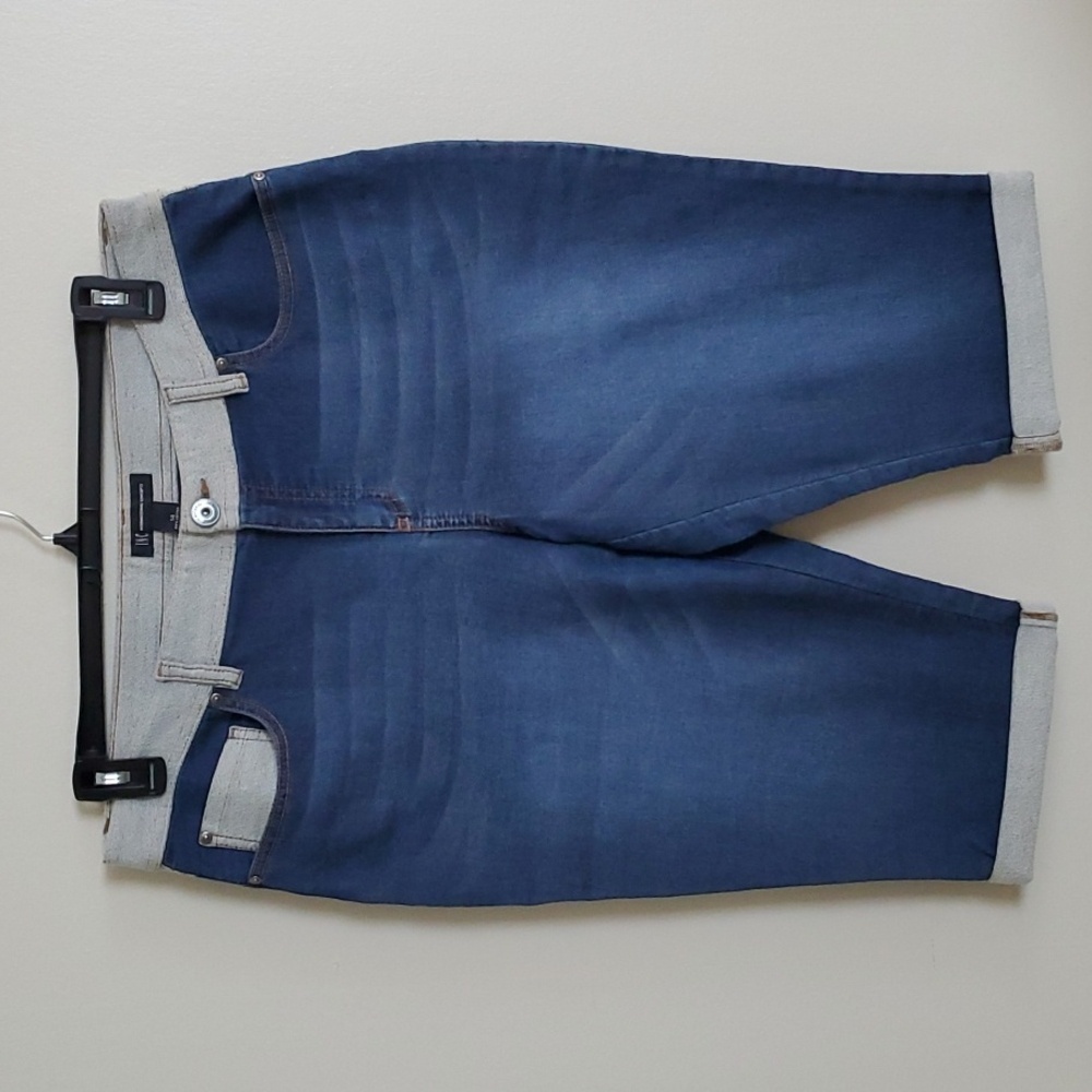 Stretch Jean Capri Trimmed in Gray